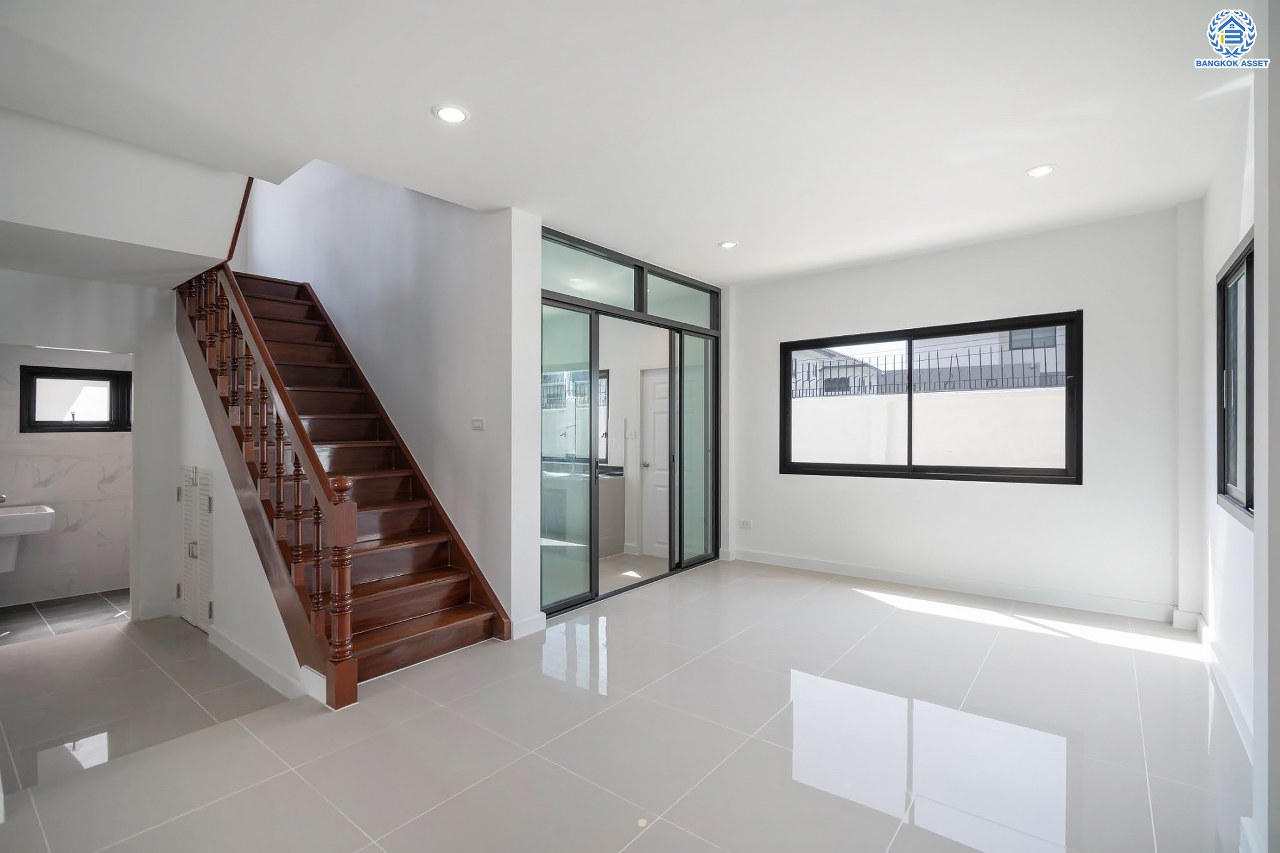 บ้านมือสองตกแต่งใหม่ โครงการ บ้านสวนดอกไม้ ปิ่นเกล้า เนื้อที่ 72.7 ตร.ว. บนพื้นที่ใช้สอยถึง 202 ตร.ม. ฟังก์ชันจัดเต็ม 3 ห้องนอน 3 ห้องน้ำ จอดรถได้ 4 คัน บนทำเลเชื่อมต่อเมืองอย่างรวดเร็ว ใกล้ทางคู่ขนานลอยฟ้าบรมราชชนนี ทางด่วน "กาญจนาภิเษก" ม.มหิดล และเซ็นทรัลปิ่นเกล้า